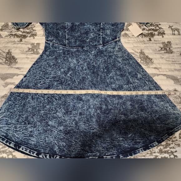 CHARLOTTE RUSSE DENIM ACID WASH SHORT SLEEVE FIT FLARE DRESS STRETCH V NECK - Picture 5 of 8
